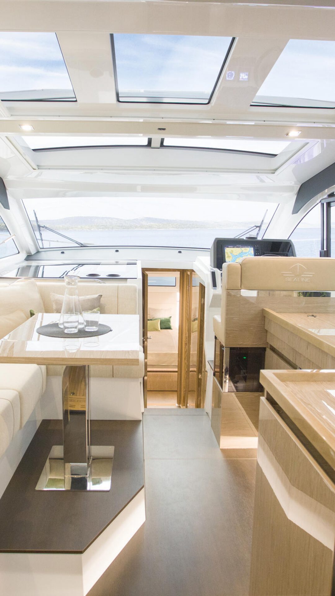 Sealine_C390_Interior_Chestnut_006_96A2705