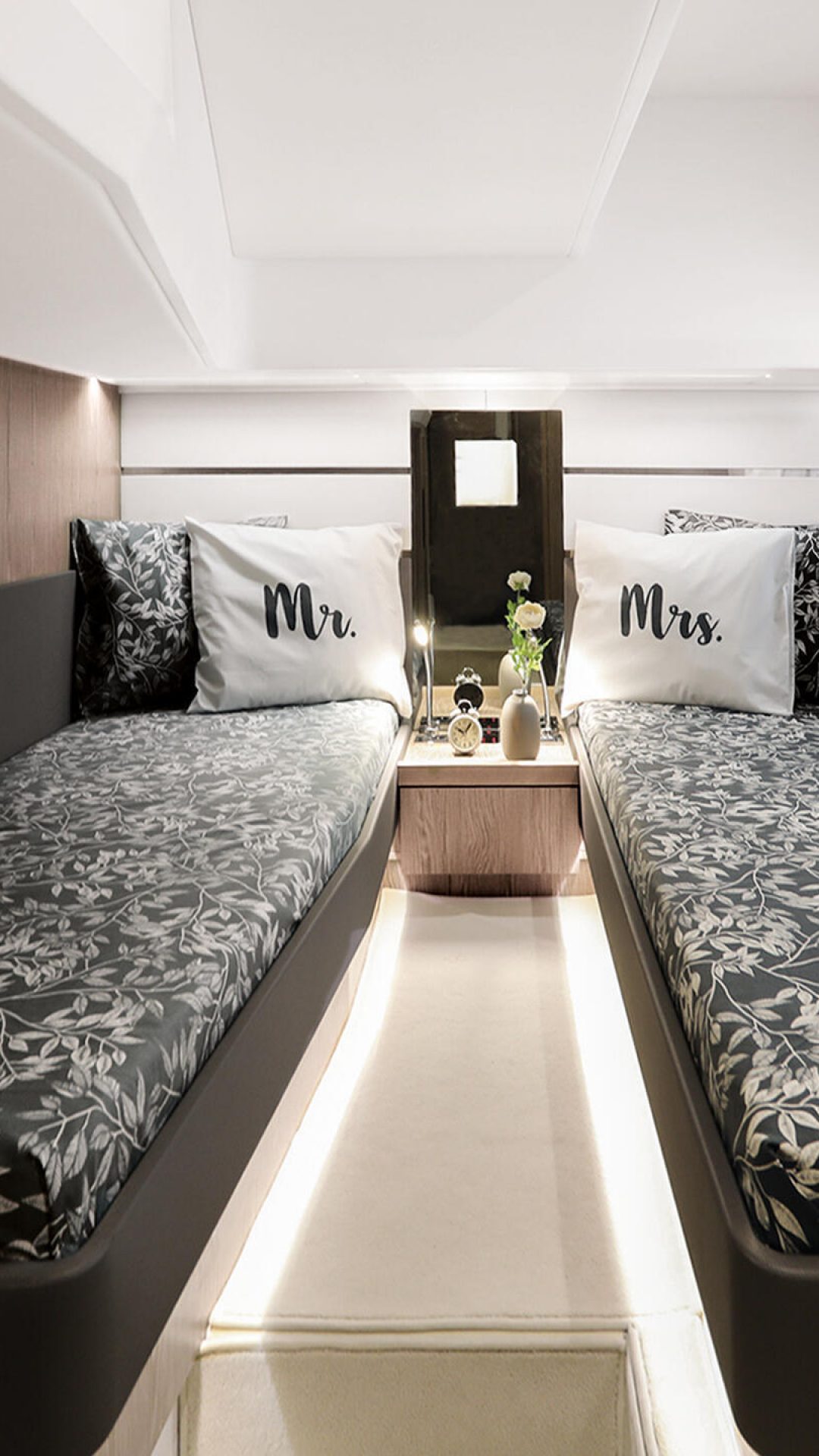 Sealine_F430_Interior_Furniture_Sherwood-Chestnut_012